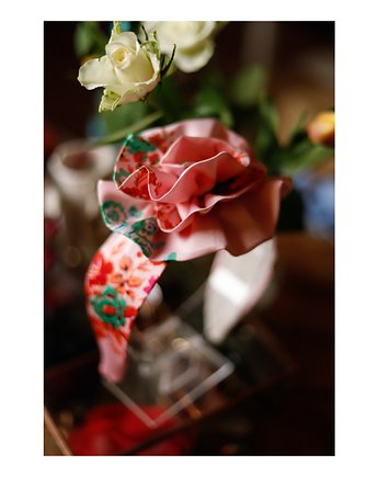Różowa opaska z kwiatem, Celina Parysów