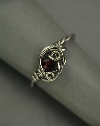 Pierścionek regulowany granat wire wrapping, Agata Rozanska