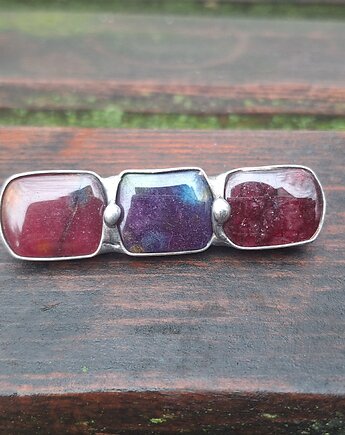 Z jaspisów - broszka, po drugiej stronie lustra