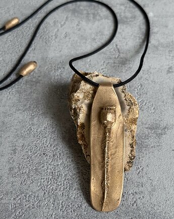 Wisior z brązu z makówką