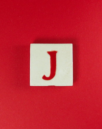 Ceramiczny magnes, czerwona literka J, M.J