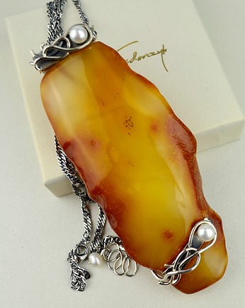 Naszyjnik z ogromnym bursztynem i perłami, Barbara Fedorczyk