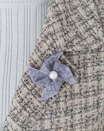 Broszka wiatraczek, vestirse!