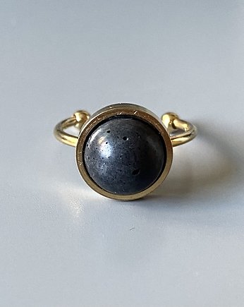 Półkolisty, betonowy pierścionek, stal k. złoty, CONCRETE.ME jewelry