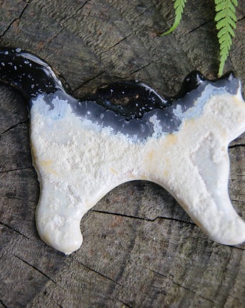 Ceramiczny magnes kot biało czarny, Gliniana Koniczynka