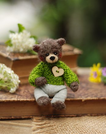 Miś w zielonym sweterku, BoboLobo Handicraft