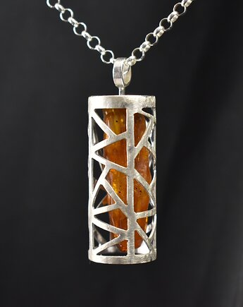 Srebrny geometryczny wisior z surowym bursztynem., An Artisan Nova