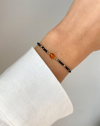 Bransoletka na nici z czarnym turmalinem i bursztynem koniak