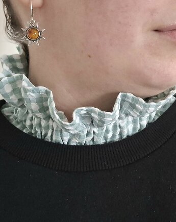 Kołnierzyk w zieloną krateczkę, Rzecz w Tym