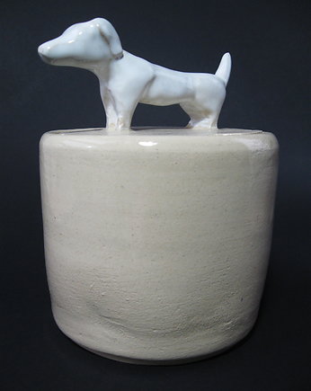 Ceramiczny pojemnik z pieskiem na pokrywce, M.J