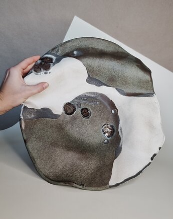 Duża patera w kolorach ziemi, drobne sztuki