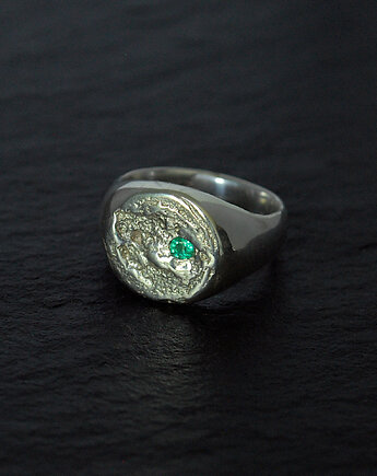 Sygnet unisex z fasetowanym szmaragdem, LIKIKO Jewellery