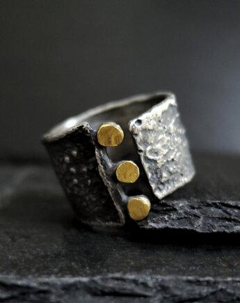 Złote kropki- szeroki srebrny pierścień męski, Zofia Gladysz