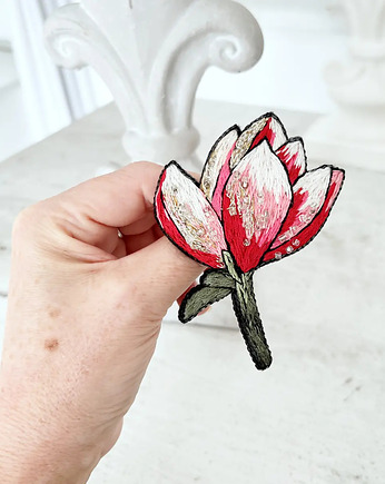 Broszka KWIAT 25 ręcznie haftowana przypinka z koralikami magnolia, HAART