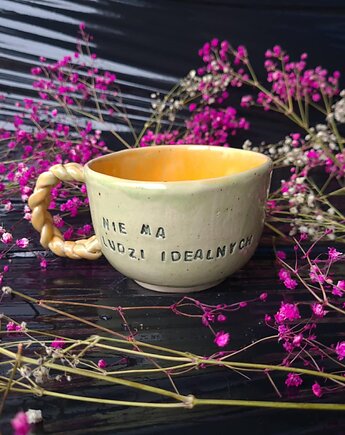 Kubek ceramicznyz napisem "Nie ma ludzi idealnych", as ceramika