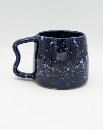 Granatowy kubek z falistym uszkiem, panika ceramics