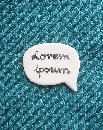 Broszka ceramiczna z napisem LOREM IPSUM, m2k studio