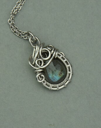 Mały wisiorek labradoryt wire wrapping oryginalny, Agata Rozanska