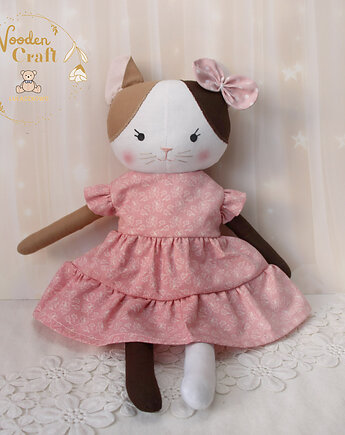 Kotek Bella przytulanka w sukieneczce w kolorze róż w kwiatuszki, Lulaczkowo