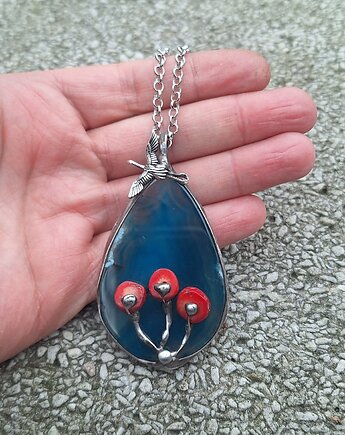 Wylot z gniazda - wisiorek, po drugiej stronie lustra