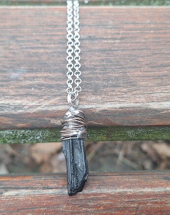 Turmalin jak węgiel - wisiorek, po drugiej stronie lustra