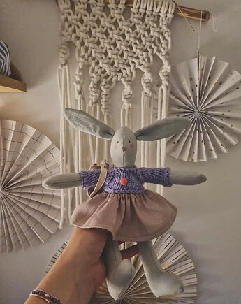 Przytulanka w sweterku z plecakiem i dwoma ubrankami, peppo