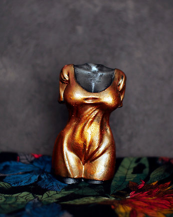 Rzeźba z gipsu figurka kobiety w złotej sukience, 9 cm, JBJart Justyna Jaszke