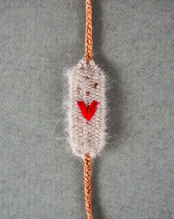 Bransoletka ręcznie robiona z nici z haftowanym serduszkiem, Słońcem Tkane