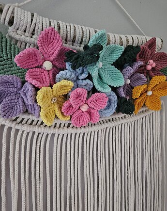 Makrama ścienna w stylu boho, ozdobiona kolorowymi kwiatami, Glina & Lina