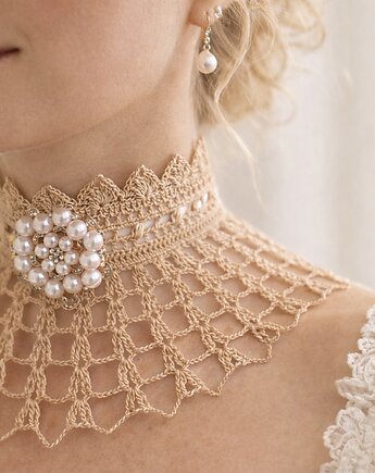 Wiktoriański naszyjnik koronkowy beżowy z piękną broszą, Księżycowa ćma