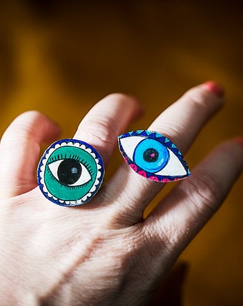 Pierścionki patrzałki, Pintura