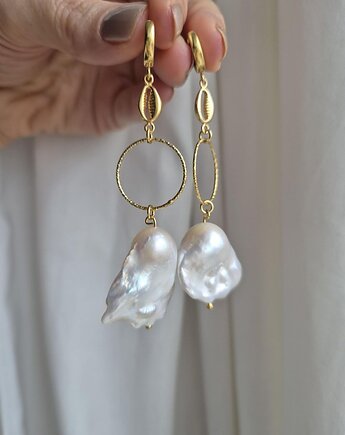 Bardzo długie kolczyki pozłacane ślubne z perłami barokowymi i muszlami, Dziewczyna i Perły