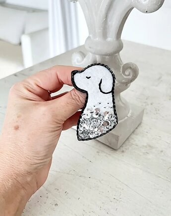 Broszka PIES 7 ręcznie haftowana przypinka, HAART