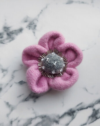 Fantazyjna różowa broszka żabot, vestirse!