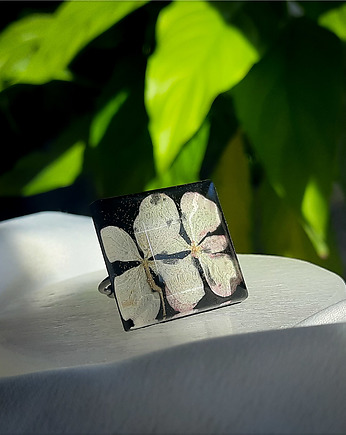 Pierścionek kwadrat z zatopionymi kwiatami, Figa handmade accessories