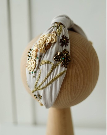 Opaska z haftem, Celina Parysów