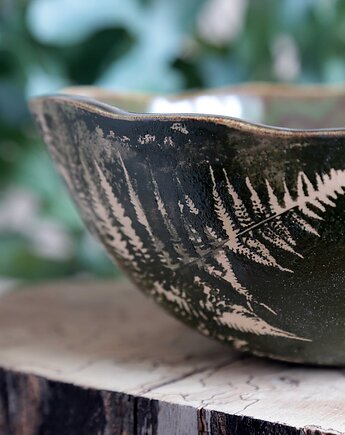 Misa w paprocie, studnia ceramiczna