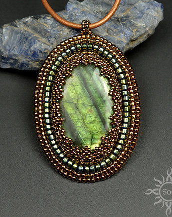Alfatre, wisior z labradorytem, haft koralikowy, beading, Sol