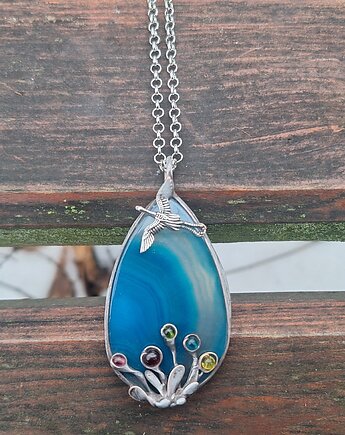 Wylot z gniazda - wisiorek, po drugiej stronie lustra