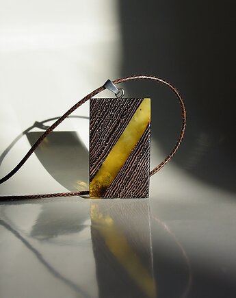 Wisiorek z drewna wenge z bursztynem, mazuni