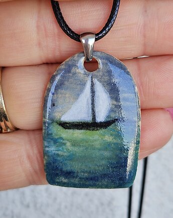 Naszyjnik z ceramiczną zawieszką - żaglówka na morzu, Betido Handmade