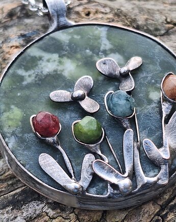 Ogród - wisiorek na łańcuszku, po drugiej stronie lustra
