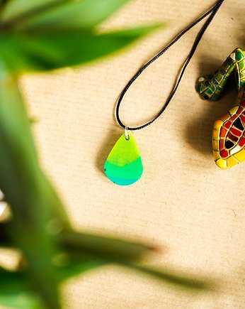 Zielony wisiorek łezka świecący w ciemności i UV handmade 2,5 cm, Akrylove art