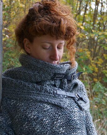 Wełniany komin z regulowanymi skórzanymi klamrami, Strojownia