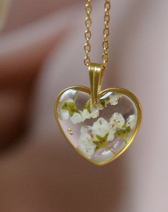 Naszyjnik kwiaty w żywicy serce, Jaskółcze ziele handmade 