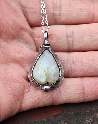 Kamień księżycowy - wisiorek, po drugiej stronie lustra