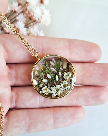 Wisiorek z żywicy z suszonymi kwiatami