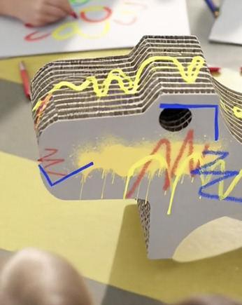 Doggy biały tekton dla starszych maluchów