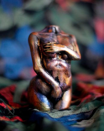 Figurka kobiety wielokolorowa metaliczna, rzeźba z gipsu, JBJart Justyna Jaszke