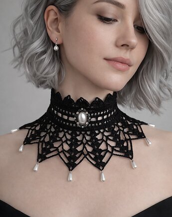 Koronkowy gotycki naszyjnik z perłami, Księżycowa ćma